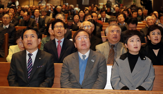 자유한국당 김진태, 강효상, 바른미래당 이언주 의원, 김문수 전 경기지사 등이 26일 서울 정동제일교회에서 열린 