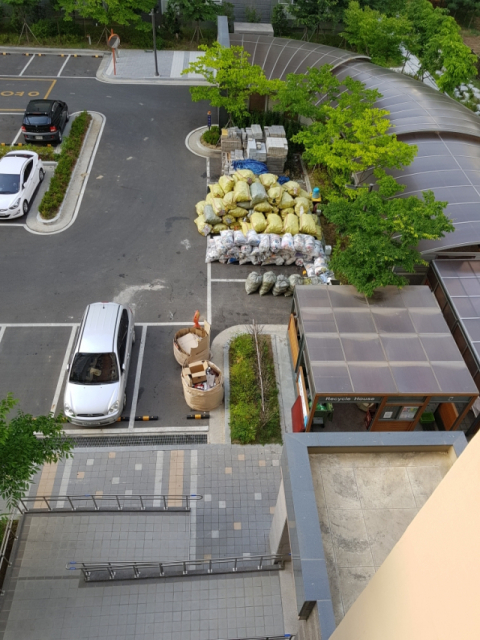 대구 달성군 현풍면 한 아파트 6동 앞에 설치한 단지 공용 폐기물 수집장. 단지 내 모든 재활용 폐기물 등이 이곳에 모여 6동 주민을 중심으로 악취 피해 호소가 이어지고 있다. 독자 제공.