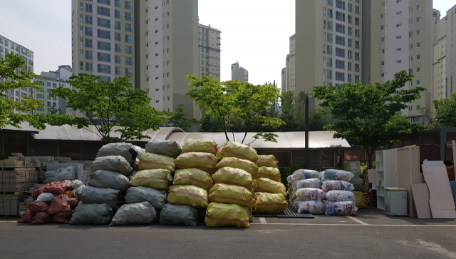 대구 달성군 현풍면 한 아파트 6동 앞에 설치한 단지 공용 폐기물 수집장. 단지 내 모든 재활용 폐기물 등이 이곳에 모여 6동 주민을 중심으로 악취 피해 호소가 이어지고 있다. 독자 제공.