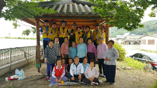 경상북도기능봉사회(회장 이분순) 회원 및 구미전자공고 학생·가족들이 구미 도개면 월림1리 마을 쉼터에서 환경정화활동 후 주민들과 기념촬영을 하고 있다. 경상북도기능봉사회 제공