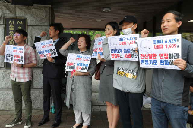 가습기살균제참사전국네트워크 관계자들이 7일 오전 서울 서초구 서울중앙지검 앞에서 기자회견을 열고 환경부 한 서기관의 가습기살균제 제조업체와의 유착 의혹에 대한 철저한 수사와 판정기준 철폐, 전신질환 인정 등을 촉구하고 있다. 연합뉴스