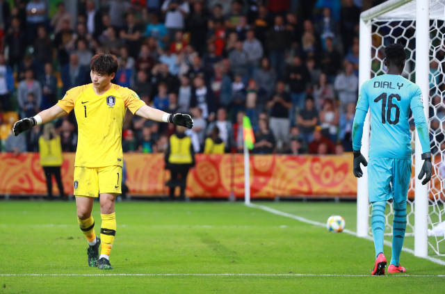 8일 오후(현지시간) 폴란드 비엘스코-비아와 경기장에서 열린 2019 국제축구연맹(FIFA) 20세 이하(U-20) 월드컵 8강 한국과 세네갈전의 경기. 승부차기 때 이광연 골키퍼와 세네갈 골키퍼가 자리를 바꾸고 있다. 연합뉴스