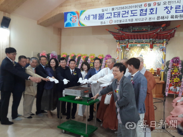 9일 영천 은해사에서 열린 세계불교태권도협회 창립총회에서 김욱환 협회 초대 총재와 명예총재를 맡은 돈관 주지스님, 최기문 영천시장 등이 축하떡 절단식을 하고 있다. 강선일 기자