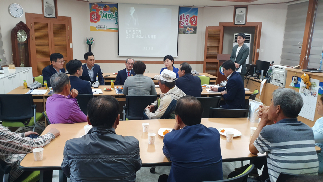 행정안전부가 주관하는 지능형 ICT타운 사업 평가단의 현지실사에서 이승율 청도군수, 이선희 경북도의원 등 관계자들이 사업 배경을 설명하고 있다. 청도군 제공