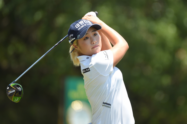 미국여자프로골프(LPGA) 투어 신인 이정은이 1일(현지시간) 미국 사우스캐롤라이나주 찰스턴의 컨트리클럽 오브 찰스턴에서 열린 US여자오픈 3라운드 1번홀에서 티샷을 하고 있다.