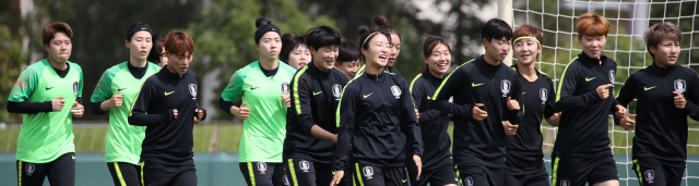 국제축구연맹(FIFA) 여자 월드컵 2회 연속 16강 진출을 노리는 한국 대표팀 선수들이 9일 (현지시간) 프랑스 스타드 브누아 프라숑에서 훈련하고 있다. 연합뉴스