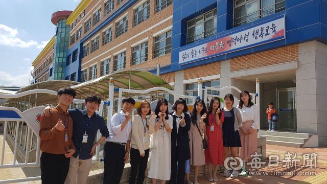 대구교육대학교 3학년 9명이 지난달 교생실습을 마치고 정미경 교감(가운데 검정 옷)과 함께 발랄한 표정으로 기념촬영을 하고 있다. 영덕야성초등학교 제공