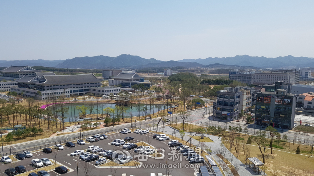 경북지방경찰청에서 내려다 본 경북도청과 서문 상권의 모습. 김영진 기자