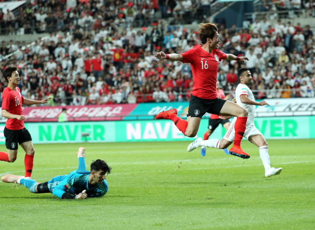 11일 오후 서울월드컵경기장에서 열린 축구대표팀 한국과 이란의 평가전. 한국 황의조가 첫 골을 넣으며 이란 골키퍼를 살짝 뛰어넘고 있다. 연합뉴스