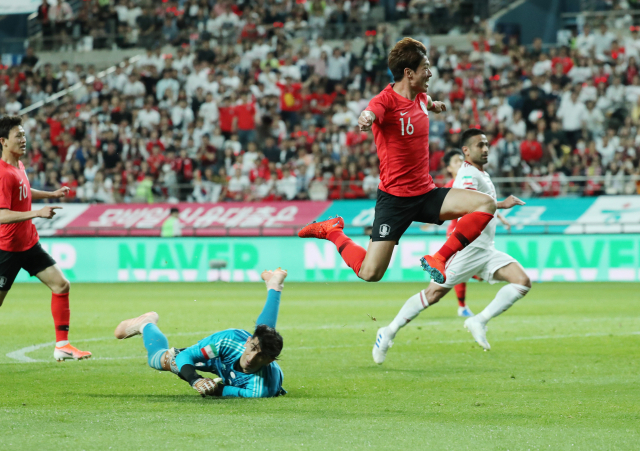 11일 오후 서울월드컵경기장에서 열린 축구대표팀 한국과 이란의 평가전. 한국 황의조가 첫 골을 넣으며 이란 골키퍼를 살짝 뛰어넘고 있다. 연합뉴스