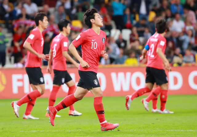 8일 오후(현지시간) 폴란드 비엘스코-비아와 경기장에서 열린 2019 국제축구연맹(FIFA) 20세 이하(U-20) 월드컵 8강 한국과 세네갈전의 경기. 후반 14분께 세네갈 진영에서 얻은 패널티킥을 이강인이 골로 성공한 뒤 벤치 쪽으로 달리고 있다. 연합뉴스