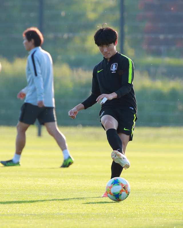 2019 국제축구연맹(FIFA) 20세 이하(U-20) 월드컵에서 세네갈을 꺾고 4강 진출에 성공한 대표팀 엄원상이 10일 오후(현지시간) 폴란드 루블린 경기장 보조 구장에서 에콰도르와의 4강전을 앞두고 훈련하고 있다. 연합뉴스