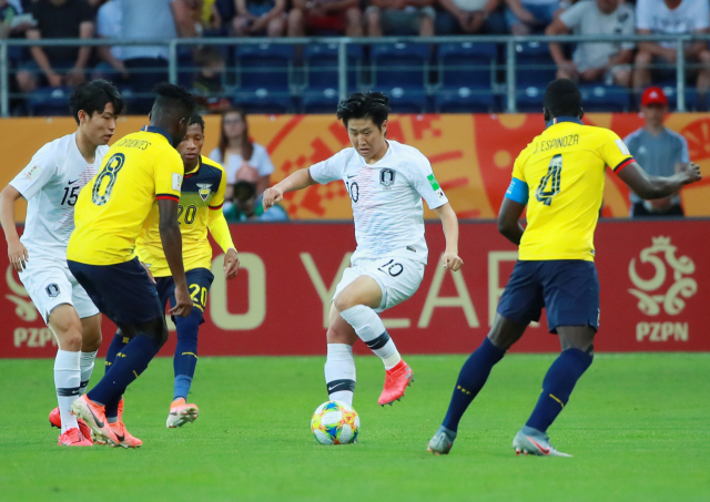 11일 오후(현지시간) 폴란드 루블린 경기장에서 열린 2019 국제축구연맹(FIFA) 20세 이하(U-20) 월드컵 4강전 한국과 에콰도르의 경기. 전반 이강인이 에콰도르 수비를 제치며 돌파하고 있다. 연합뉴스