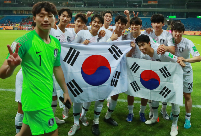 11일 오후(현지시간) 폴란드 루블린 경기장에서 열린 2019 국제축구연맹(FIFA) 20세 이하(U-20) 월드컵 4강전 한국과 에콰도르의 경기가 1-0 한국의 승리로 끝나며 결승 진출이 확정된 뒤 U-20 대표팀 이광연 등 선수들이 그라운드에서 태극기와 함께 기념촬영을 하고 있다. 연합뉴스