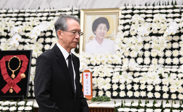 김형오 전 국회의장이 12일 서울 신촌 세브란스병원 장례식장에 마련된 고 김대중 전 대통령 부인 이희호 여사의 빈소를 조문하고 있다. 연합뉴스