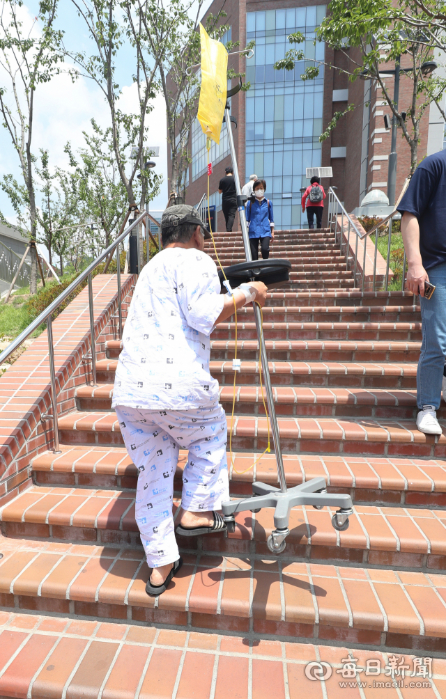 계명대학교 동산병원의 한 환자가 인근 약국을 다녀오며 힘겹게 계단을 오르고 있다. 성일권 기자 sungig@imaeil.com