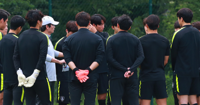 2019 국제축구연맹(FIFA) 20세 이하(U-20) 월드컵 결승을 앞두고 한국 대표팀 정정용 감독이 14일 오후(현지시간) 폴란드 우치의 팀 훈련장에서 훈련에 앞서 작전판을 세워놓고 전술 훈련 준비를 하고 있다. 연합뉴스