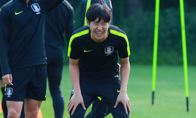 2019 국제축구연맹(FIFA) 20세 이하(U-20) 월드컵 결승을 앞두고 한국 대표팀 이강인이 14일 오후(현지시간) 폴란드 우치의 팀 훈련장에서 훈련을 하던 중 밝게 웃고 있다. 연합뉴스