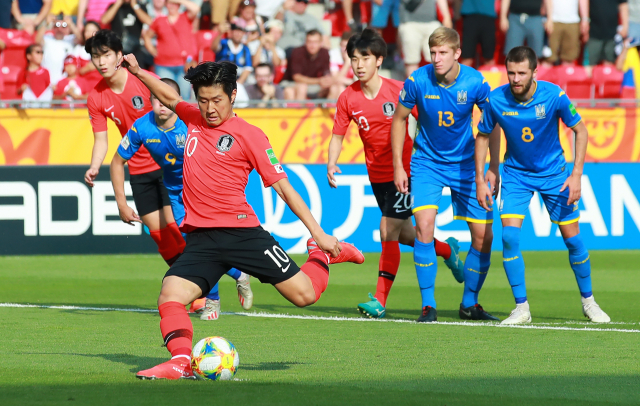 15일 오후(현지시간) 폴란드 우치 경기장에서 열릴 2019 국제축구연맹(FIFA) 20세 이하(U-20) 월드컵 결승에서 이강인이 전반 패널티 킥을 성공하고 있다. 연합뉴스