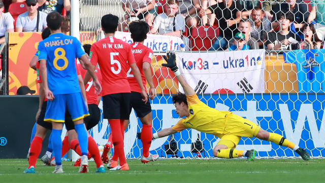 15일 오후(현지시간) 폴란드 우치 경기장에서 열릴 2019 국제축구연맹(FIFA) 20세 이하(U-20) 월드컵 결승에서 한국이 첫골을 허용하고 있다. 연합뉴스