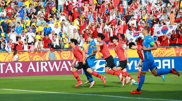 15일 오후(현지시간) 폴란드 우치 경기장에서 열릴 2019 국제축구연맹(FIFA) 20세 이하(U-20) 월드컵 결승에서 이강인이 전반 페널티 킥을 성공한 뒤 동료들과 기쁨을 나누고 있다. 연합뉴스