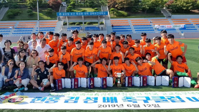 창단 3년만에 경기 오산고를 누르고 전국대회에서 우승한 현풍FC(U-18) 선수들이 우승 트로피를 받아들고 기쁨을 만끽하고 있다. 현풍FC 제공