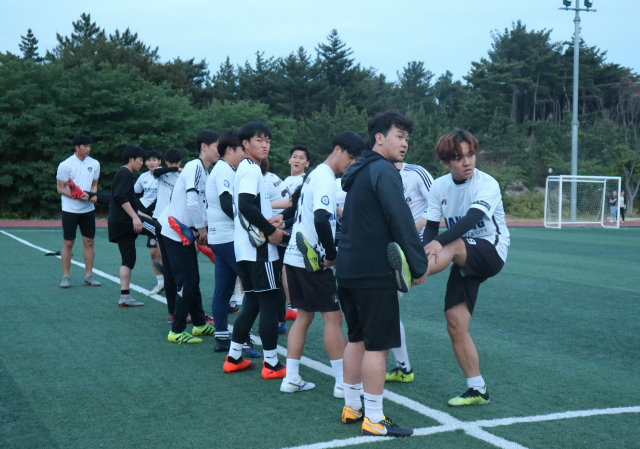 15일 한동대에서 포항스틸러스 선수들이 이 학교 축구동아리 회원들을 대상으로 축구클리닉을 진행했다. 포항스틸러스 제공.