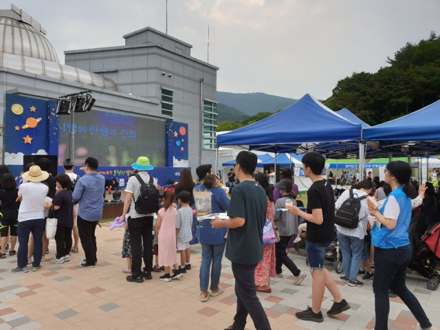 별빛축제 메인 주제관 앞에 관람객들이 길게 줄을 서서 참관을 기다리고 있다 영천시 제공