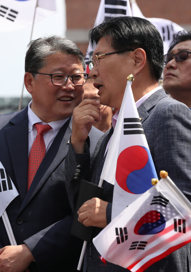 자유한국당 홍문종(오른쪽) 의원이 15일 오후 서울역 광장에서 열린 태극기집회에 참석, 조원진 대한애국당 대표와 대화하고 있다. 이 자리에서 탈당 선언을 한 홍문종 의원은 대한애국당 공동대표로 추대됐다. 연합뉴스