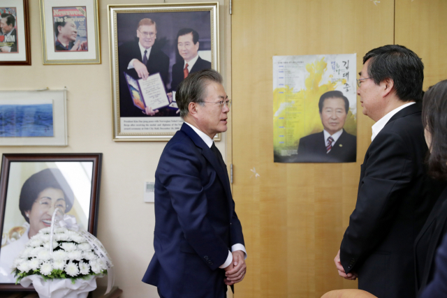 북유럽 순방을 마친 문재인 대통령이 16일 오후 서울공항 도착 후 곧바로 고 이희호 여사의 유족을 위로하기 위해 동교동 사저를 찾아 고인의 차남 김홍업 전 의원과 얘기를 나누고 있다. 연합뉴스