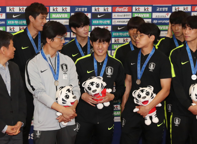 폴란드에서 열린 축구 U-20 월드컵에서 준우승을 차지한 한국 대표팀 정정용 감독과 이강인(가운데) 등 선수들이 17일 오전 영종도 인천국제공항으로 귀국해 기념촬영을 하고 있다. 연합뉴스