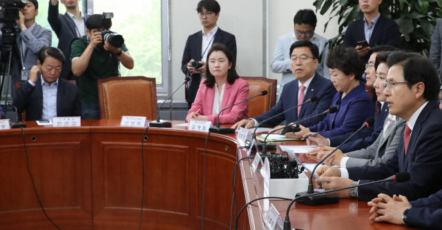 자유한국당 한선교 사무총장(왼쪽)이 5일 국회에서 열린 최고위원-중진의원 연석회의에서 황교안 대표 발언을 듣고 있다. 연합뉴스