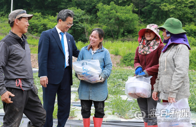 오도창 영양군수는 최근 지난 4월에 입국해 지역 농가에서 일을 하는 외국인 계절근로자들을 찾아 고국 음식으로 만든 도시락을 전하고 애로사항을 들었다. 영양군 제공