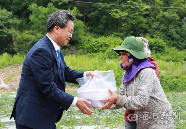 오도창 영양군수는 최근 지난 4월에 입국해 지역 농가에서 농작업에 나서고 있는 외국인 계절근로자들을 찾아 고국 음식으로 만든 도시락을 전하고 애로사항을 들었다. 영양군 제공