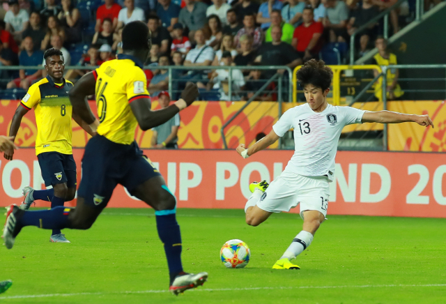 11일 (현지시각) 폴란드 루블린 경기장에서 열린 2019 국제축구연맹(FIFA) 20세 이하(U-20) 월드컵 4강전 한국과 에콰도르의 경기. 후반 고재현이 에콰도르 진영에서 슛을 하고 있다. 연합뉴스