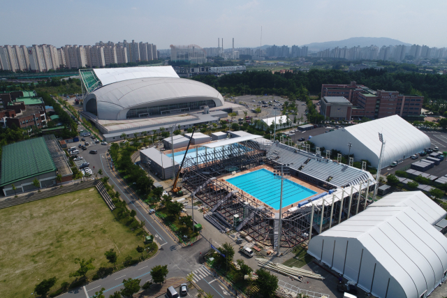 광주 세계수영선수권대회 수구경기장에 조립식 관람석을 설치하고 있다. ㈜유니테크시스템 제공.