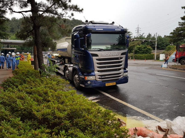 18일 오후 포항 남구 동촌동 포스코 포항제철소 2문 앞에서 탱크로리에 실려있던 염산이 도로에 누출돼 있다. 포항남부경찰서 제공.