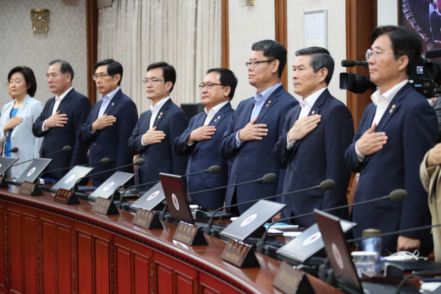 18일 오전 정부서울청사에서 열린 국무회의에 참석한 장관들이 국민의례를 하고 있다. 연합뉴스