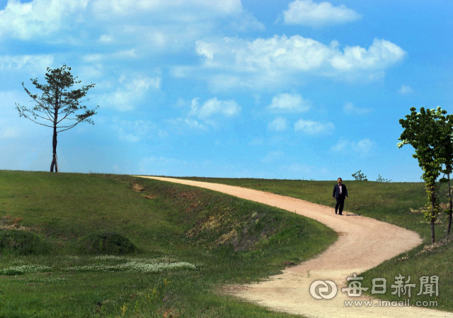 집을 나서면 온통 길이다. 숲에 난 오솔길, 돌담을 따라 이어진 고샅길, 호젓한 산길, 뭉게구름 피어오르는 들길, 질러가는 지름길 등 이루 말할 수 없이 많다. 보이지 않는 길도 있다. 흔히 