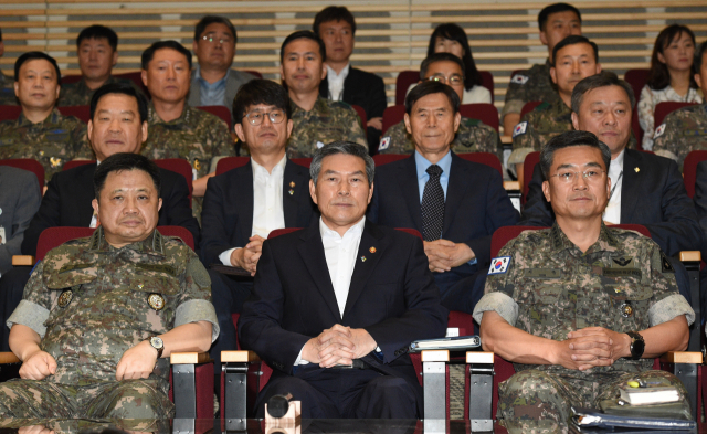 19일 서울 국방부 청사에서 정경두 국방부 장관을 비롯한 전군지휘관회의 참석자들이 회의에 앞서 4차 산업혁명과 미래스마트국방 홀로그램 퍼포먼스를 관람하고 있다. 연합뉴스