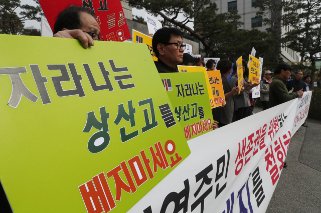 전북 전주시 완산구 효자동과 삼천동 주민들이 28일 오후 상산고등학교 앞에서 자율형사립고(자사고) 폐지 철회를 촉구하고 있다. 연합뉴스