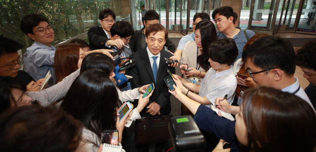 이주열 한국은행 총재가 20일 오전 서울 중구 한국은행 본관으로 출근하며 향후 통화정책에 대한 질문에 답하고 있다. 연합뉴스