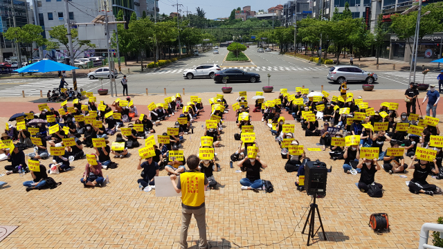 20일 포항 남구 오천읍·청림동 11개 학교 학부모 200여 명이 포항시청 앞에서 생활폐기물 에너지화시설(SRF) 운영 반대 집회를 열고 있다. 배형욱 기자