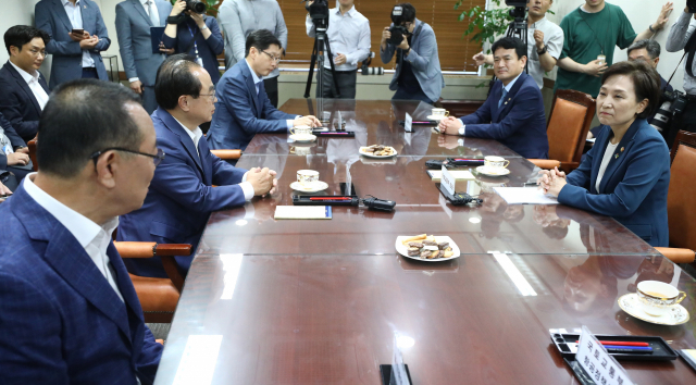 김현미 국토교통부 장관이 20일 오후 서울 용산구 국토교통부 서울사무소에서 김경수 경남도지사, 오거돈 부산광역시장, 송철호 울산광역시장 등과 김해신공항 관련 현안사항을 논의하고 있다. 연합뉴스