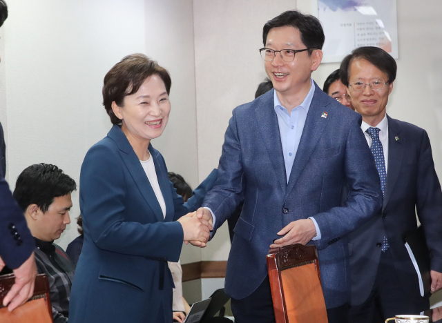 김현미 국토교통부 장관이 20일 오후 서울 용산구 LS용산타워에서 열린 동남권 신공항 관련 면담에서 김경수 경남지사와 인사하고 있다. 연합뉴스