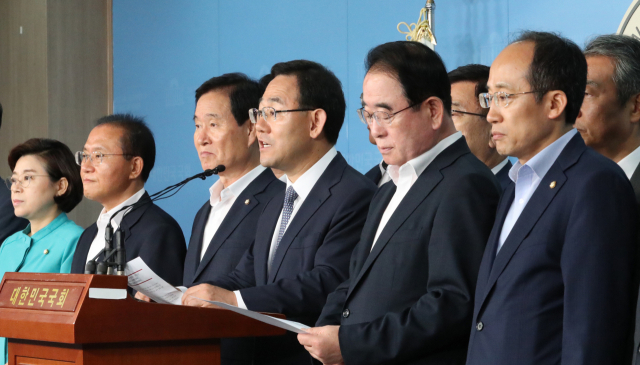 주호영 회장 등 자유한국당 대구경북발전협의회 의원들이 21일 오전 가덕도 신공항 재추진 움직임과 관련, 국회 정론관에서 기자회견을 하고 있다. 연합뉴스