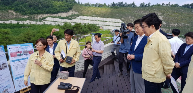 영주댐을 방문한 조명래(앞줄 맨 오른쪽) 환경부장관이 한국수자원공사 관계자로부터 현황 설명을 듣고 있다. 마경대 기자