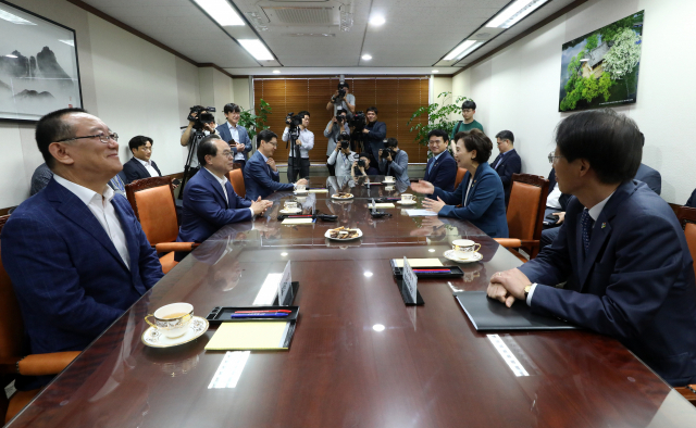 김현미 국토교통부 장관이 20일 오후 서울 용산구 국토교통부 서울사무소에서 김경수 경남도지사, 오거돈 부산광역시장, 송철호 울산광역시장 등과 김해신공항 관련 현안사항을 논의하고 있다. 연합뉴스