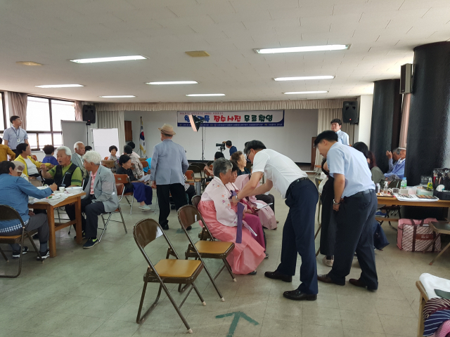 20일 농협 영주시지부 등이 마련한 장수 사진 촬영에 참여한 어르신들이 곱게 분단장을 하고 있다. 농협 영주시지부 제공