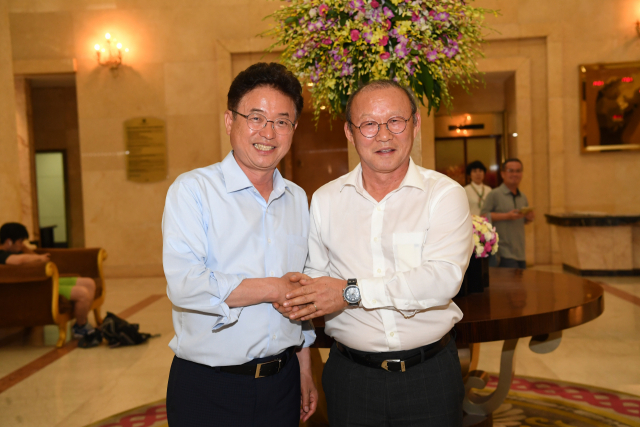 이철우 경북도지사가 박항서 베트남 축구대표팀 감독을 만나 손을 맞잡고 협력 의지를 다지고 있다. 경북도 제공